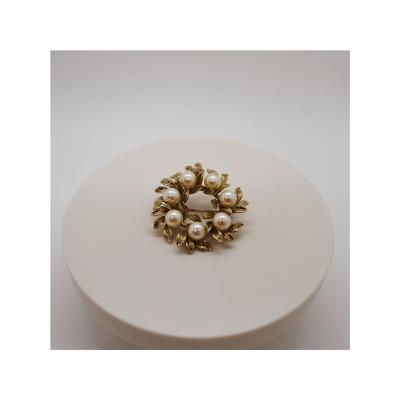 China Fashion Jewelry Metal Brooch Leaf Pearl Corsage Christmas Gift Wholesale Jewelry for sale