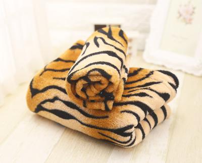 China Wholesale HY Viable Pet Tiger Skin Patterned Plush Wool Plush Cat And Dog Pet Blankets for sale