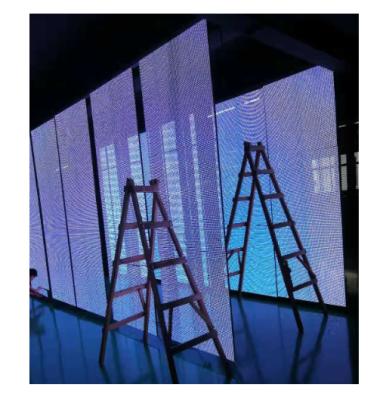 Cina the newest waterproof indoor P31.25 led curtain transparent led display mesh for advertising in vendita