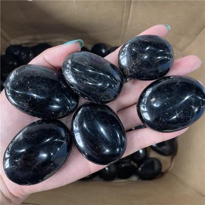 China Natural Black Tourmaline Crystal Quartz Palm Stone Healing Crystal Stone For Decoration from China for sale