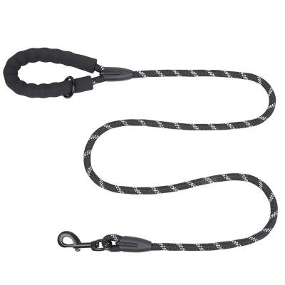 China 2022 Amazon Hot Sales Reflective Pet Supplies Outdoor Dog Walking Pet Chain Dog Leash P Chain Handle Foam Reflective Nylon Rope for sale