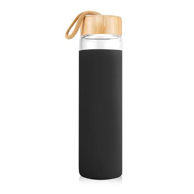 China Custom Unbreakable Eco Friendly Sustainable Borosilicate Glass 20oz Clear Water Bottle with BPA Free Lid and Silicone Bamboo Sleeve for sale