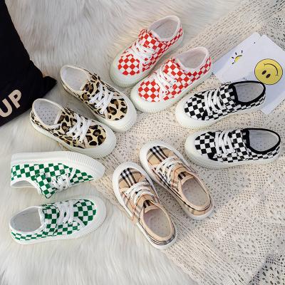 China New fashion stylish children's unisex school flat models boys kids casual plaid upper low canvas sneakers shoes for sale