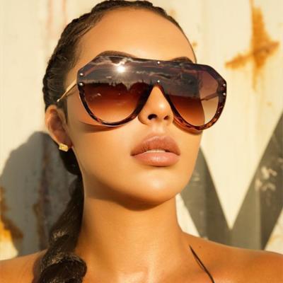 中国 Latest Fashion Sun Glasses PC Fashion Frame Women Sunglasses Metal One Piece Design 2021 New 販売のため