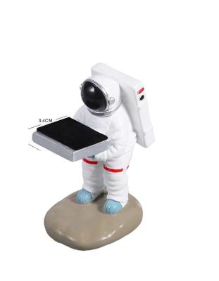 China Hand Made Home Decor Resin Crafts Astronaut Watch Desk Custom Office Decoration Crafts for sale