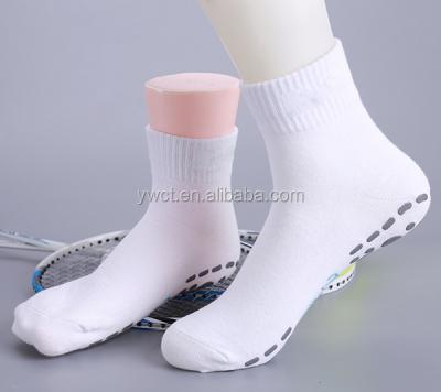 China Custom Hot Selling Anti-Slip Polyester Trampoline Grip Custom Indoor White Socks for sale