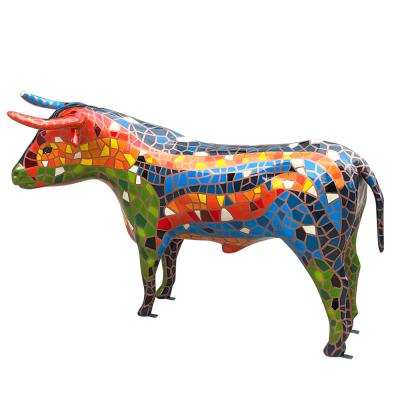 China Cow Statue Decoration Resin Crafts Outdoor Fiberglass Sculpture for sale