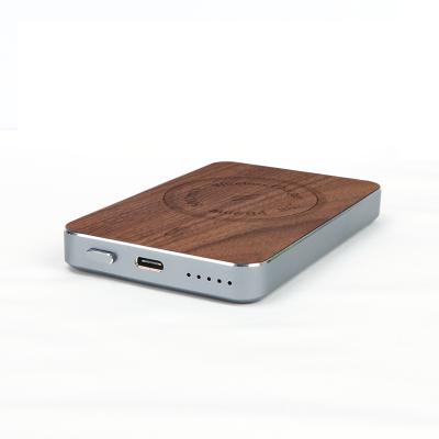 China Outdoor Supplies Natural Wooden Portable Cordless Power Bank 5000 mAh 7.5/10W/15W High Capacity Magnetic Wireless Powerbank Charger for sale