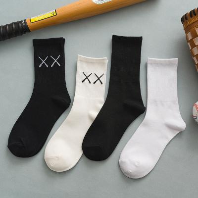 China QUICK DRY Street Shooting Hip-Hop Classic Black And White Basic Middle Tube Sports Cotton Socks for sale