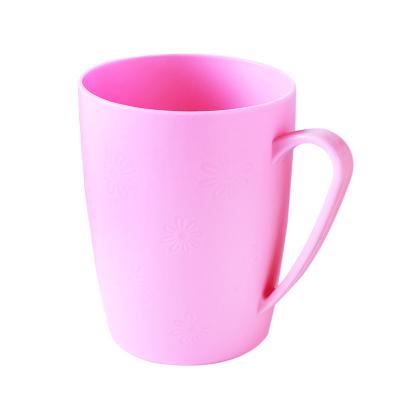 China Viable Manufacturer's Direct Sales Washing Travel Mug Couple Solid Color Drinking Cup Personalized Plastic Cup for sale