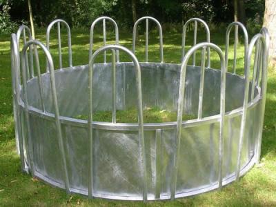 中国 Galvanized cattle hay feeder portable sheep hay feeder cattle yard equipment 販売のため