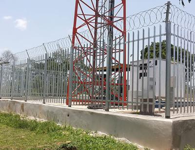 China torre alta de prata da alta segurança 2.4m que cerca com o W pálido à venda