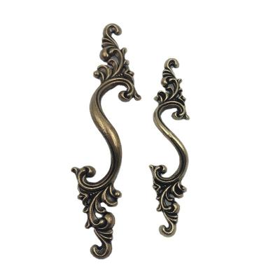 China Hot European French Zinc Antique Silver Handle Furniture Old Style S Type Cupboard Handles Sideboard Hardware for sale