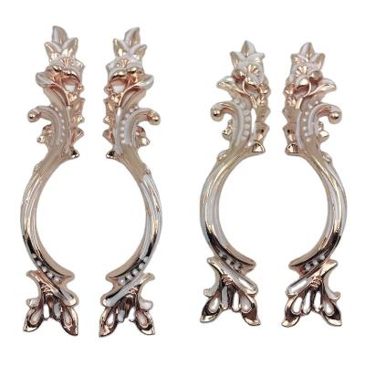 China EUROPEAN high popularity zinc alloy European style left symmetrical gold plus waxed oil door handel handles gold cabinet copper hardware for sale