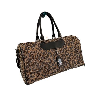 China Fashion Wholesale High Quality Women Leopard Print Duffel Bag Wear Resistant Detachable Canvas Hook Outdoor Travel Gym Bag for sale