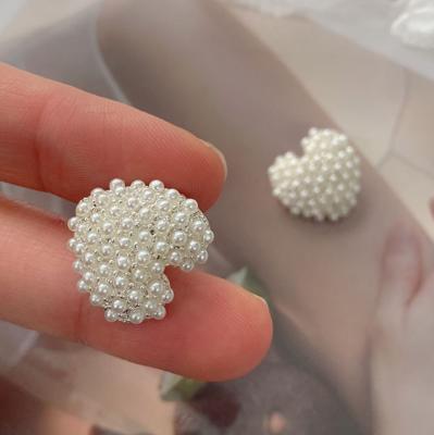 China Wholesale Dry Cleaning Heart Shape Pearl Metal Leg Alloy Zinc Button For Clothing for sale