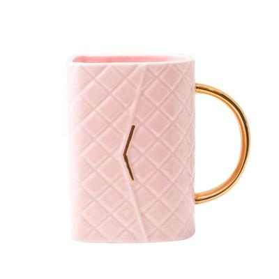 China Wholesale Viable Porcelain Coffee Travel Mug Handbag Shaped Valentines Day Gift Ceramic Coffee Mugs With Gold Handle for sale