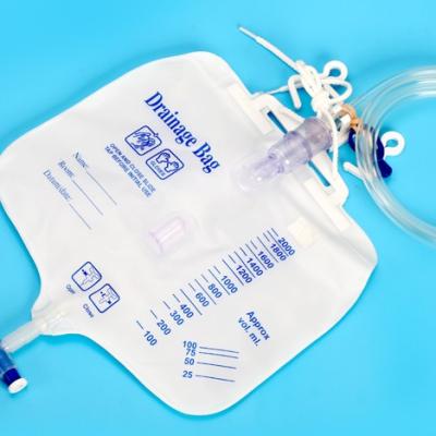 中国 Convenient Ce Approved Medical Urine Bag Drainage Bag With Valve , Luxury Style 販売のため