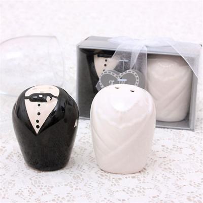 China Viable Creative Newlyweds Ceramic Salt and Pepper Spice Jar-- Wedding Party Favors and Gift for Guests for sale