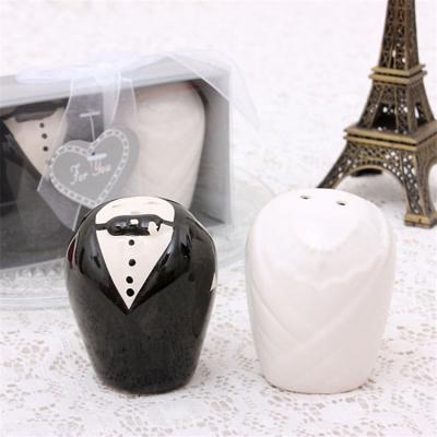 China Sustainable Bride And Groom Ceramic Salt And Pepper Shakers Wedding Party Favors And Gift For Guests for sale