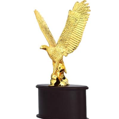 China Modern Custom Design Falcon Trophy Eagle Trophy Ornaments Flying Eagle Trophy Desk Ornaments For Souvenirs for sale