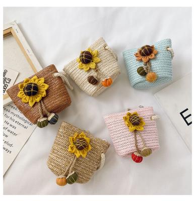 China Fashion new fashion style summer beach cross - body bags flower decoration handbags pinch kids straw bag for sale