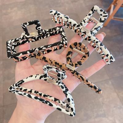 China High quality and fast delivery clean factory retro leopard hair clip metal hair claw clip large print metal clip bath for sale