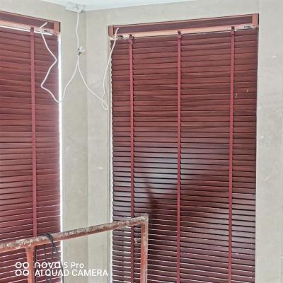 China Hunter Douglas Faux Wood Cordless Blinds Classic Vertical Shades Minimalist European Style for sale