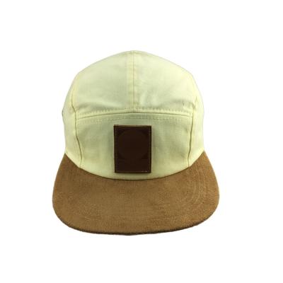 China Borduurwerk Logo Vijfpaneel Camp Cap Met Flat Suede Visor Buckle Closure Te koop