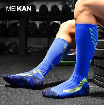 China MEIKAN Breathable Anti-Slip Moisture Wicking Antibacterial Wholesale Knitting Calf Mid Boots Running Marathon Compression Socks for sale