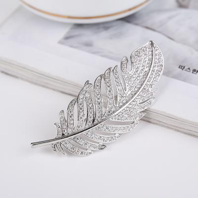 China Custom copper simple luxury suit pin corsage pin fashion feather zircon feather zircon women accessories for sale