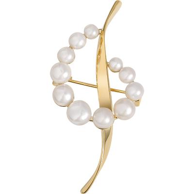 China Pin Brooch Gold Plated Metal Fashion Luxury Korean Handmade Women Pearl Brooches for sale