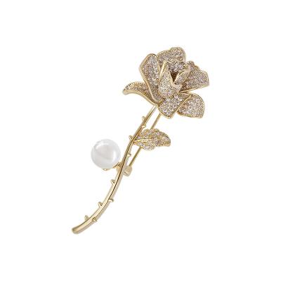 China Elegant Pin Brooch Fashion Gold Plated Brass Rose Flower Bouquet Pin Brooch Metal Brooches For Outfit for sale