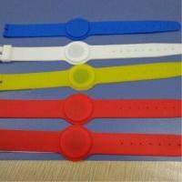 Китай Silkscreen RFID печатая выполненные на заказ Wristbands силикона продается
