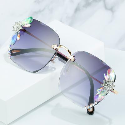 China Fashion Sunglasses Manufacturer Professional Gradient Luxury Rimless Cut Sunglasses Shape Square Diamond-Studded Lenses for sale