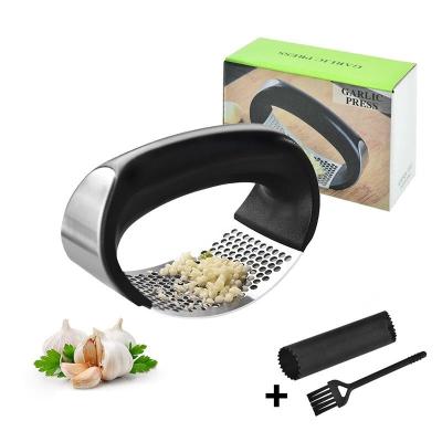 China 3 Viable In 1 Plastic Manual Crusher And Peeler Set Arc Shape Kitchen Accessories Stainless Steel Garlic Press Crusher Set for sale