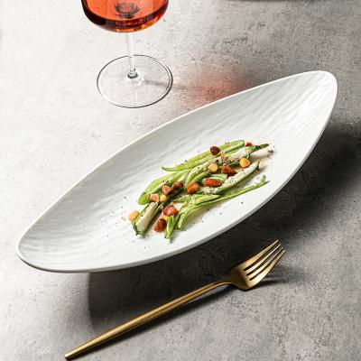 China Matte White Ceramic Japanese And Jiujiuju Vajilla Porcelana Korean Sashimi Viable Restaurant Tableware 15 Inch Boat Shape Dish for sale