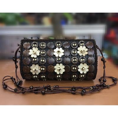 China Handmade Vintage Women Messenger Bag Coconut Shell Bag Vintage Boho Beach Bag for sale