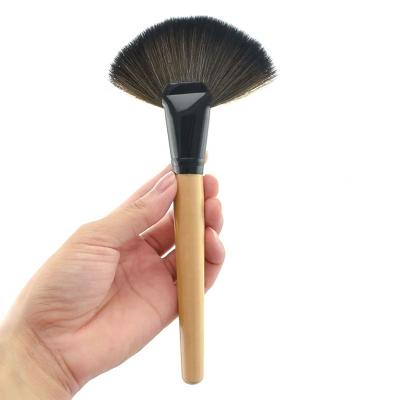 China Professional Fan Brush OEM Synthetic Wood Handle Large Hair Fan Make Up Brush for sale