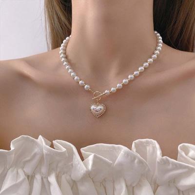 China New Trendy Trendy Women Chunky Pearl Necklace Statement Style Pearl Heart Necklace and Gold Chain for sale