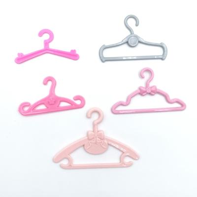 China Cartoon Toy Wholesale Customization Hangers Clothes Plastic Dolls Dress Up Mini Accessories Fashion Toy Clothes Doll Hanger for sale