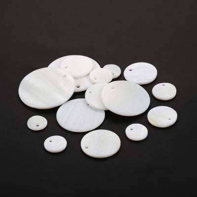 China 30pcs/bag Round Shell Pendant Round Natural Shell Pendant Necklace Pendants Mother Pearl Charms For DIY Earring Jewelry Finding for sale