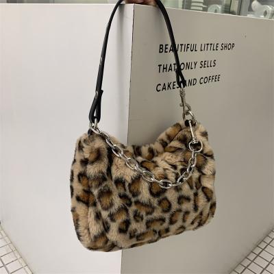 China Lady Bag Main Avec un Chaine Ladies Bag 2021 Shoulder Ladies Tote Bag Cross - Body Fur Chain Purse Leopard Bag Fur for sale