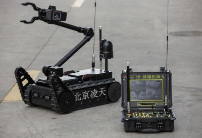 China Long Control Distance Anti Terrorism Equipment Mini Eod Robot 80kg Weight for sale