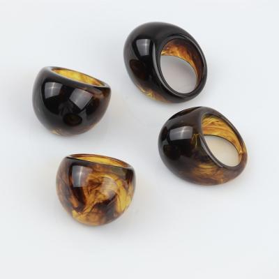 China Vintage Classic Circular Big Chunky Finger Rings Amber Tortoiseshell Clear Acrylic Round Knuckle Rings Party Bright Jewelry for sale