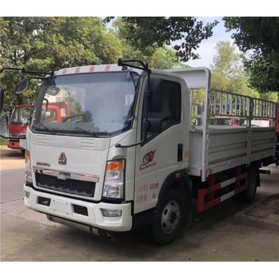 China SINOTRUK HOWO 4x2 Low Power Barrier Cargo Truck Lorry Truck Cattle Transport Truck Cargo Lorry Truck for sale