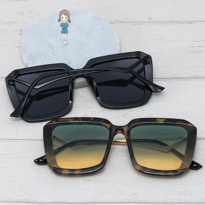 China 2022 European fashion sunglasses and outdoor UV protection ladies sunglasses street personality American square sunglasses shooting for sale