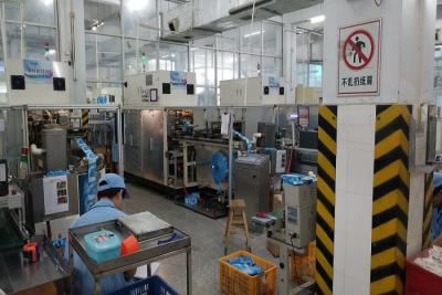 Chine Vitesse humide de la machine de conditionnement de chiffons de rendement stable et élevé 50Bags/Min à vendre