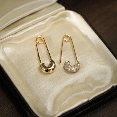 China Office / Niche Personality Career 18K Gold Clip-On Breathable Ears Pendant and Earrings Brooch for sale