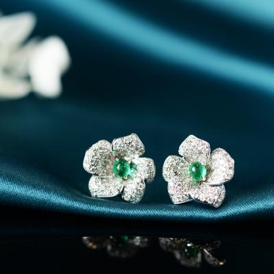 China Vintage Diamond Jewelry 18K White Gold High Quality Natural Emerald Flower Shaped Stud Earring Jewelry for sale